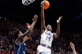 دارين بيترسون يسجل نقطة في مباراة كرة السلة بين كانساس وبي واي يو، حيث حقق كانساس فوزًا مثيرًا 90-82 في ملعب ألين فيلدهاوس.