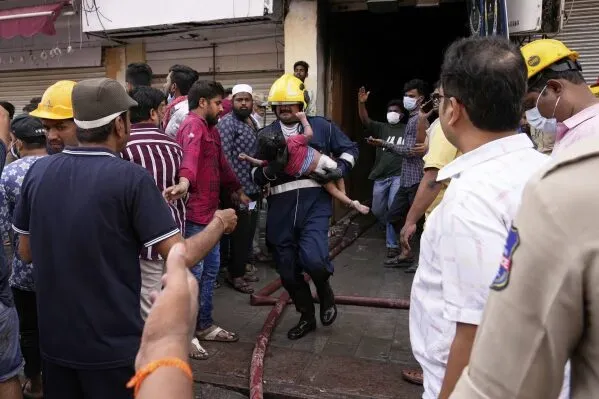 رجال الإطفاء ينقلون شخصًا مصابًا من موقع حريق في مبنى بحيدر آباد، حيث أسفر الحادث عن وفاة 17 شخصًا وإصابة آخرين.