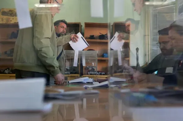 مواطنون بلغاريون يدلون بأصواتهم في مركز اقتراع خلال الانتخابات البرلمانية، وسط أجواء من التوتر السياسي والمطالب بالإصلاح.