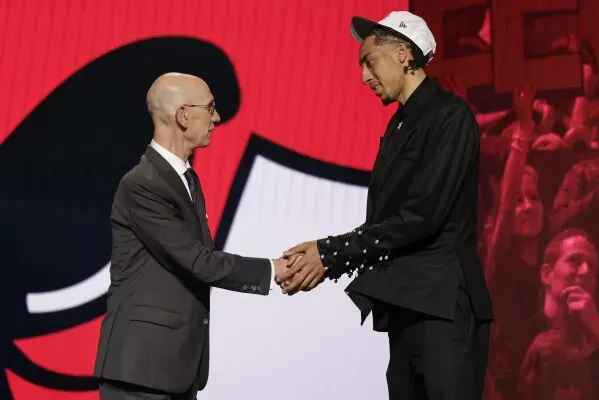 تقديم اللاعب نوا إيسينج من فريق شيكاغو بولز، وهو يت握 يد مفوض الدوري الأمريكي للمحترفين، في لحظة احتفالية خلال مسودة الدوري.