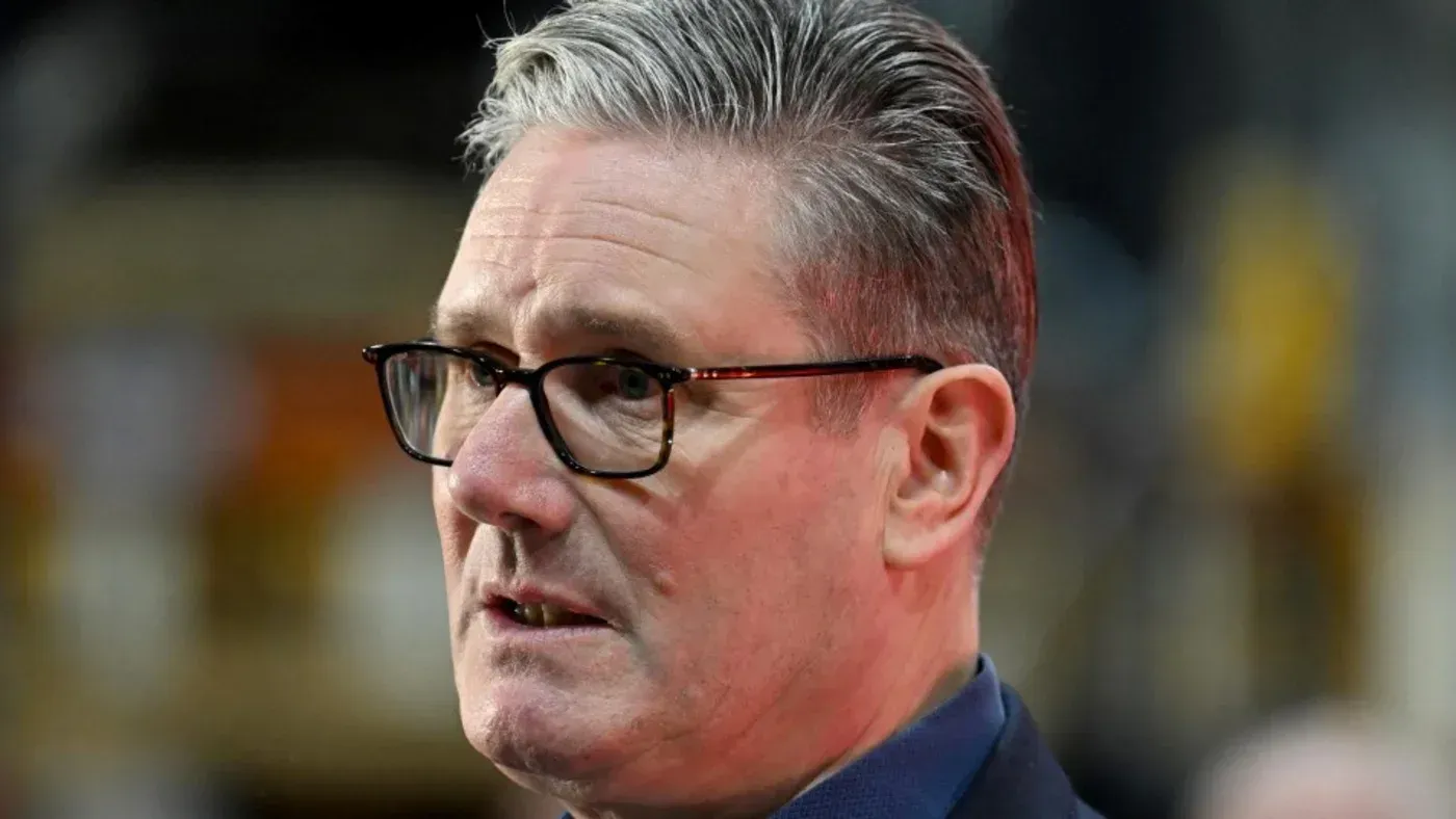 كير ستارمر، رئيس وزراء بريطانيا، يظهر في مؤتمر، مع تعبير جاد، وسط أجواء سياسية متوترة بعد نتائج الانتخابات.