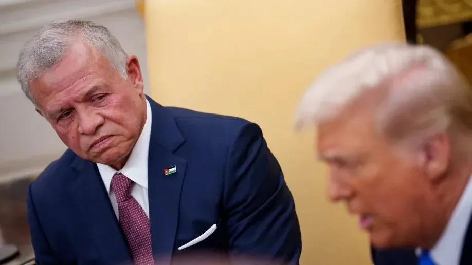 الملك عبد الله الثاني، ملك الأردن، يبدو عابسًا خلال اجتماع مع الرئيس الأمريكي دونالد ترامب، مما يعكس التوترات السياسية بين الجانبين.