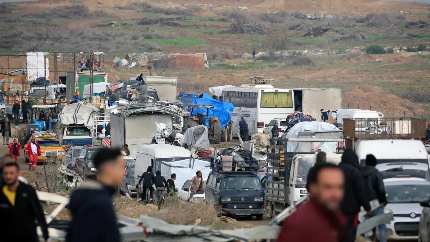 ازدحام مروري كبير على طريق في غزة، مع سيارات وشاحنات متوقفة، وأشخاص يتنقلون بين المركبات، مما يعكس حالة القلق والانتظار بعد انسحاب الجيش الإسرائيلي.