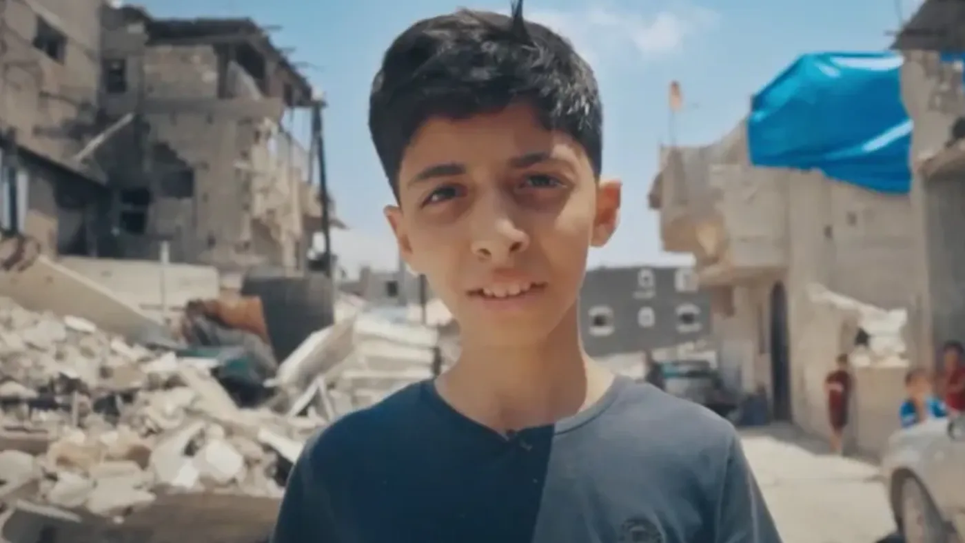 محتجون يحملون أعلام إسرائيل أمام مبنى هيئة الإذاعة البريطانية (بي بي سي)، في سياق الجدل حول تغطية النزاع الإسرائيلي الفلسطيني.