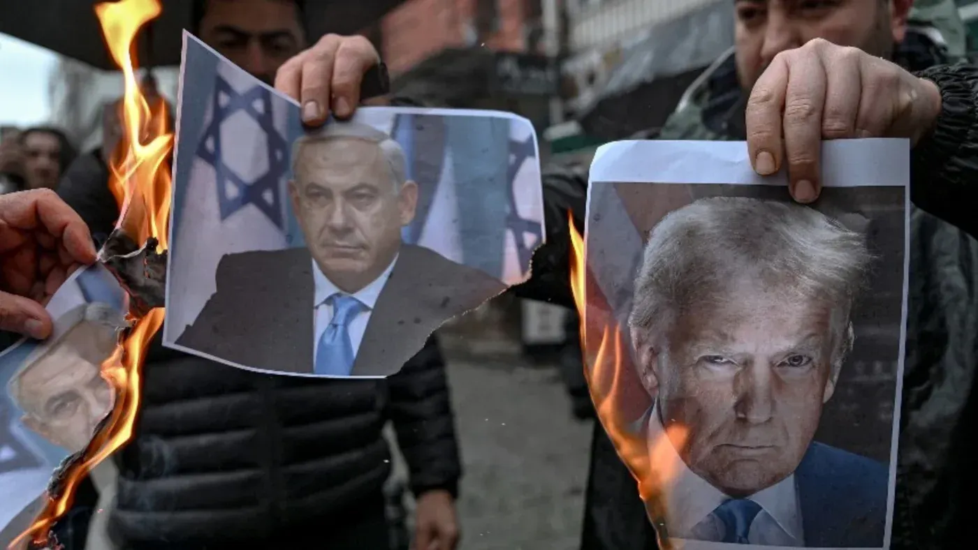 احتجاجات ضد بنيامين نتنياهو ودونالد ترامب، حيث يتم إحراق صورهم في الشارع، تعبيرًا عن الاستياء من السياسات الأمريكية والإسرائيلية.