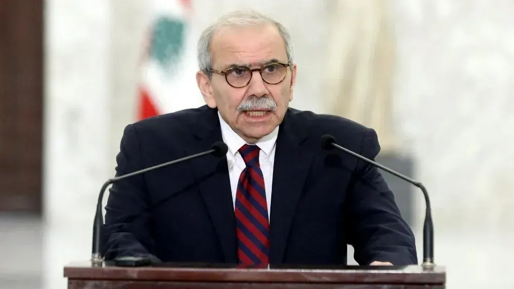 رئيس الوزراء اللبناني نواف سلام يتحدث خلال مؤتمر صحفي، مع التركيز على التحديات السياسية والاقتصادية التي تواجه حكومته الجديدة.