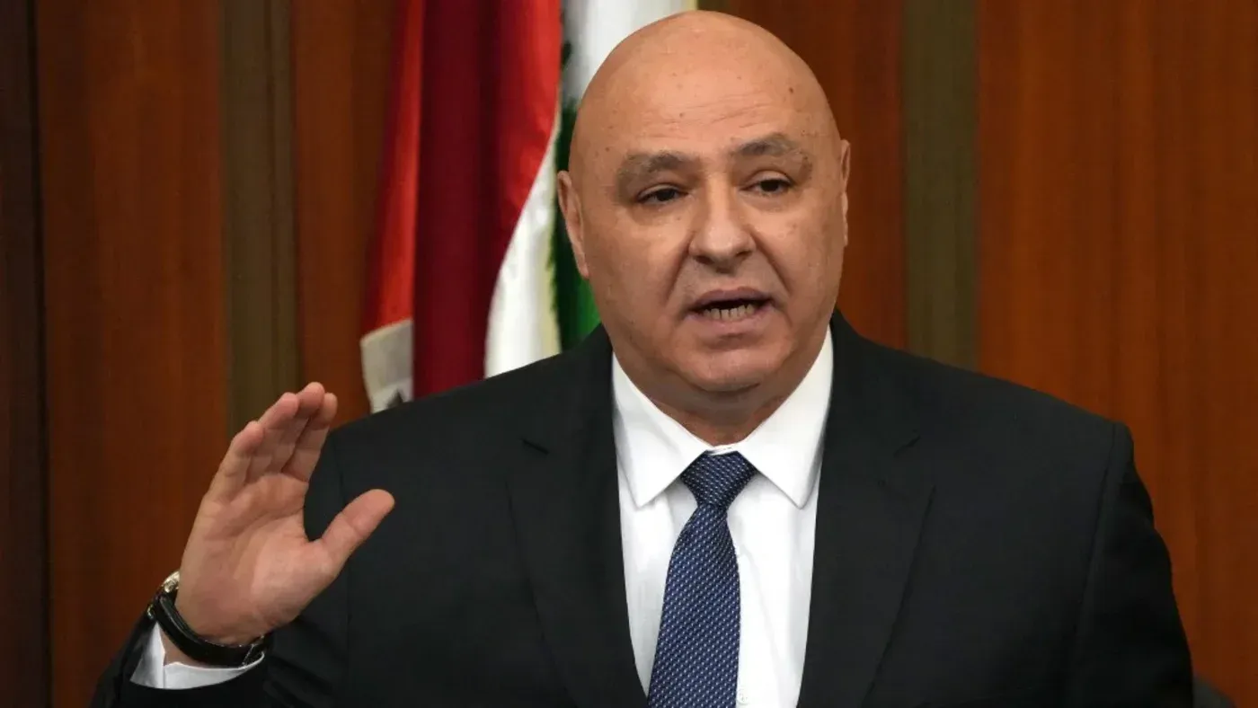 جوزيف عون خلال خطاب تنصيبه رئيساً للجمهورية اللبنانية، محاطاً بالأعلام، معبراً عن التحديات والطموحات في ظل الأزمات الراهنة.