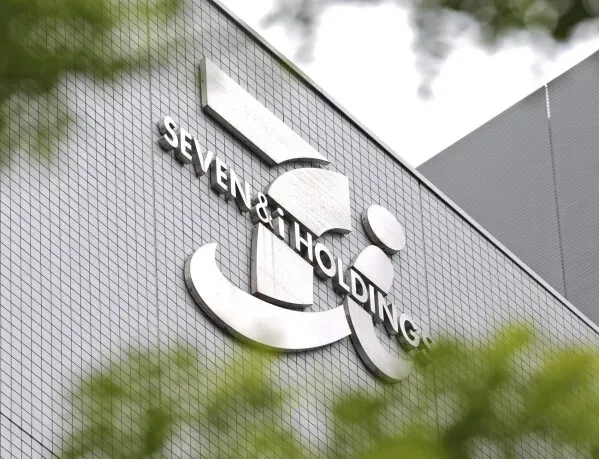 شعار شركة Seven & i Holdings على واجهة مبنى، يعكس الإحباط في مفاوضات الاستحواذ مع شركة Couche-Tard.