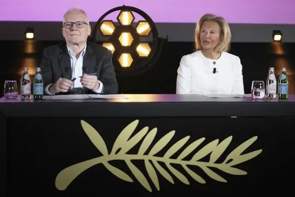 تييري فريمو وإيريس كنوبلوخ خلال مؤتمر صحفي للإعلان عن الأفلام المتنافسة في مهرجان كان السينمائي 2025.