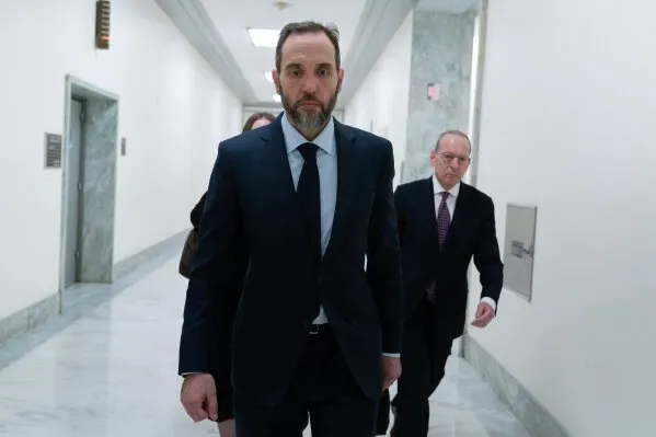 جاك سميث، المستشار الخاص السابق، يسير في ممر بمبنى الكابيتول، معبرًا عن رأيه حول مسؤولية ترامب في أحداث 6 يناير.