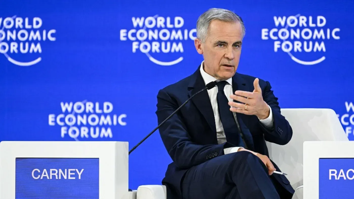 مارك كارني يتحدث في منتدى دافوس الاقتصادي، مشيرًا إلى أهمية النظام العالمي وتأثيره على القضايا الدولية، وسط توتر حول الأونروا.