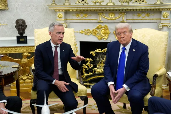 رئيس وزراء كندا Mark Carney يجلس مع الرئيس الأمريكي السابق دونالد ترامب في لقاء رسمي يعكس التوترات التجارية بين البلدين.