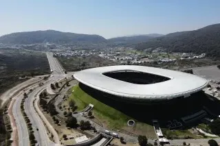 استاد في غوادالاخارا، المكسيك، مع مناظر طبيعية محيطة، يُظهر التوترات الأمنية في المدينة قبل كأس العالم لكرة القدم.