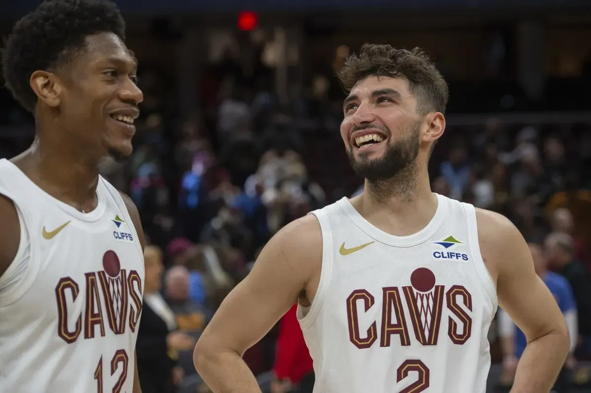 تاي جيروم، لاعب كليفلاند كافالييرز، مبتسمًا مع زميله بعد الفوز على بورتلاند تريل بليزرز في مباراة مثيرة شهدت العديد من الأخطاء.