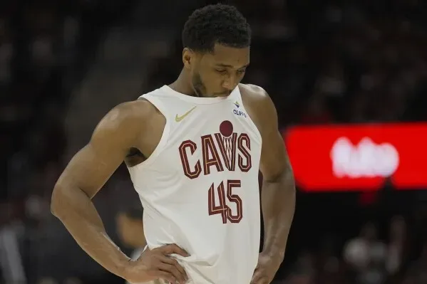 دونوفان ميتشل لاعب كليفلاند كافالييرز يظهر خيبة الأمل بعد خسارة فريقه أمام إنديانا بيسرز، رغم تسجيله 33 نقطة في المباراة.