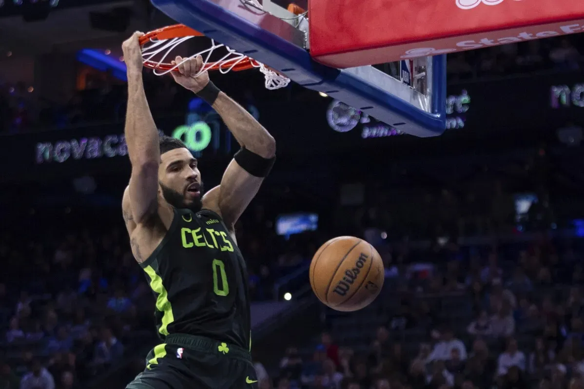 جيسون تاتوم يسجل نقطة خلال مباراة سيلتيكس ضد 76ers، حيث أظهر أداءً قويًا في الربع الرابع بعد تأخر بفارق 26 نقطة.
