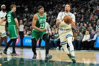بريتشارد يتقدم بالكرة بينما يحاول لاعب سيلتيكس الدفاع عنه، في مباراة بين بوسطن ميلووكي التي انتهت بفوز سيلتيكس 108-81.