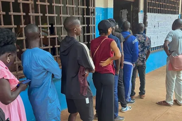 ناخبون يقفون في طابور أمام مركز اقتراع في جمهورية إفريقيا الوسطى، استعدادًا للانتخابات الرئاسية والتشريعية.