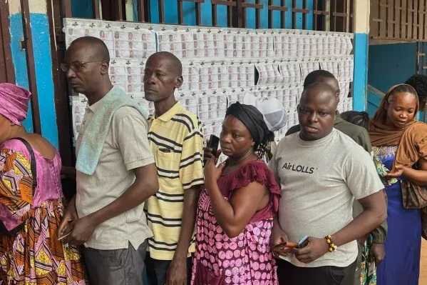 ناخبون يقفون في طابور أمام مركز اقتراع في جمهورية إفريقيا الوسطى، استعدادًا للانتخابات الرئاسية والتشريعية.