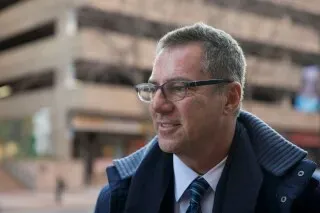 استقال براد كارب، رئيس مجلس إدارة شركة محاماة مرموقة، بعد فضيحة تتعلق بتبادله رسائل مع جيفري إبستين، مما أثار تداعيات واسعة.