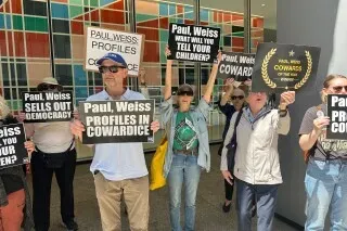 متظاهرون يحملون لافتات تنتقد شركة بول فايس، معبرين عن استيائهم من استقالة براد كارب بسبب ارتباطاته بجيفري إبشتاين.