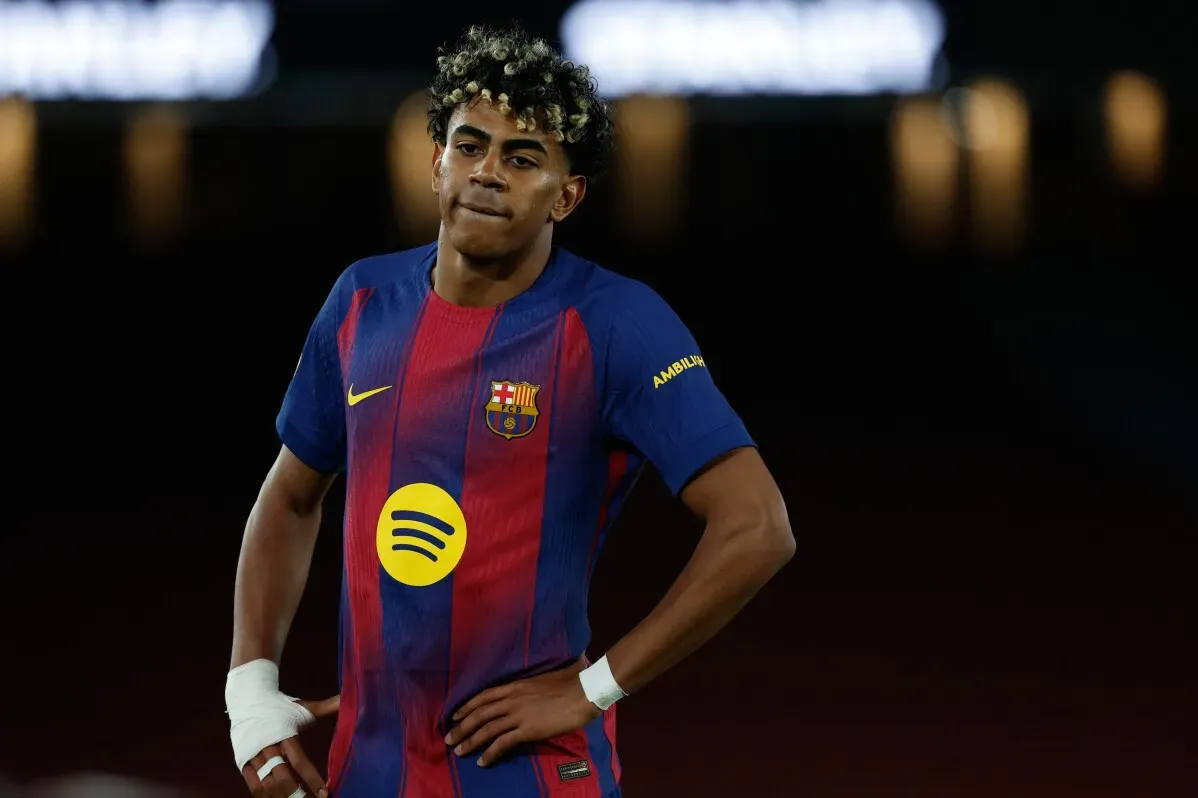 لاعب برشلونة لامين يامال يظهر تعبيرات القلق بعد مباراة دوري أبطال أوروبا، حيث يسعى الفريق لتحقيق الفوز على نيوكاسل.