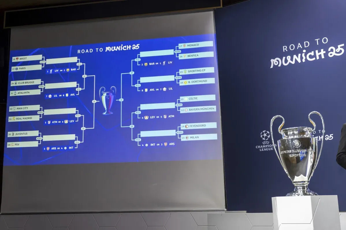 رسم بياني يوضح قرعة دوري أبطال أوروبا 2025 مع كأس البطولة في المقدمة، يعكس المنافسات المقبلة بين الأندية الكبرى.