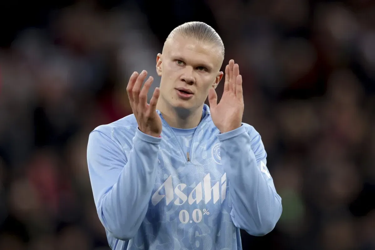 لاعب كرة قدم يرتدي زي نادي مانشستر سيتي، يُظهر إيماءات مشجعة خلال مباراة، في إطار دوري أبطال أوروبا.