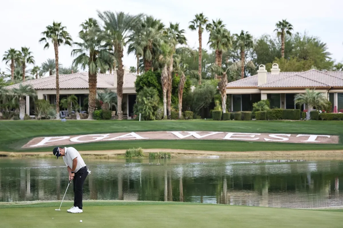 لاعب الجولف تشارلي هوفمان يقوم بتسديد الكرة على ملعب PGA West وسط المناظر الطبيعية الجميلة وأشجار النخيل.