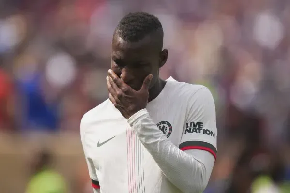 نيكولاس جاكسون، لاعب تشيلسي، يظهر حزنه بعد طرده بالبطاقة الحمراء خلال مباراة كأس العالم للأندية ضد فلامنجو.