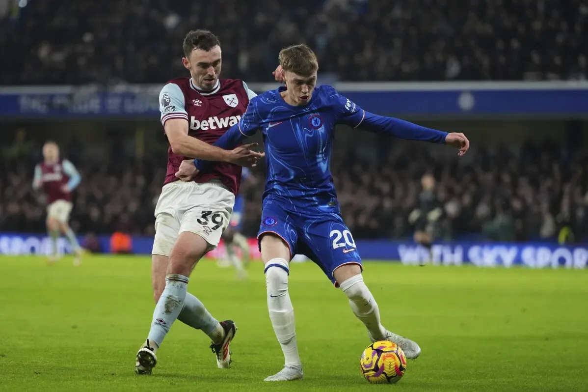 بالمر لاعب تشيلسي يتعرض للضغط من لاعب أستون فيلا خلال مباراة في الدوري الإنجليزي الممتاز، حيث يواجه صعوبة في الأداء.