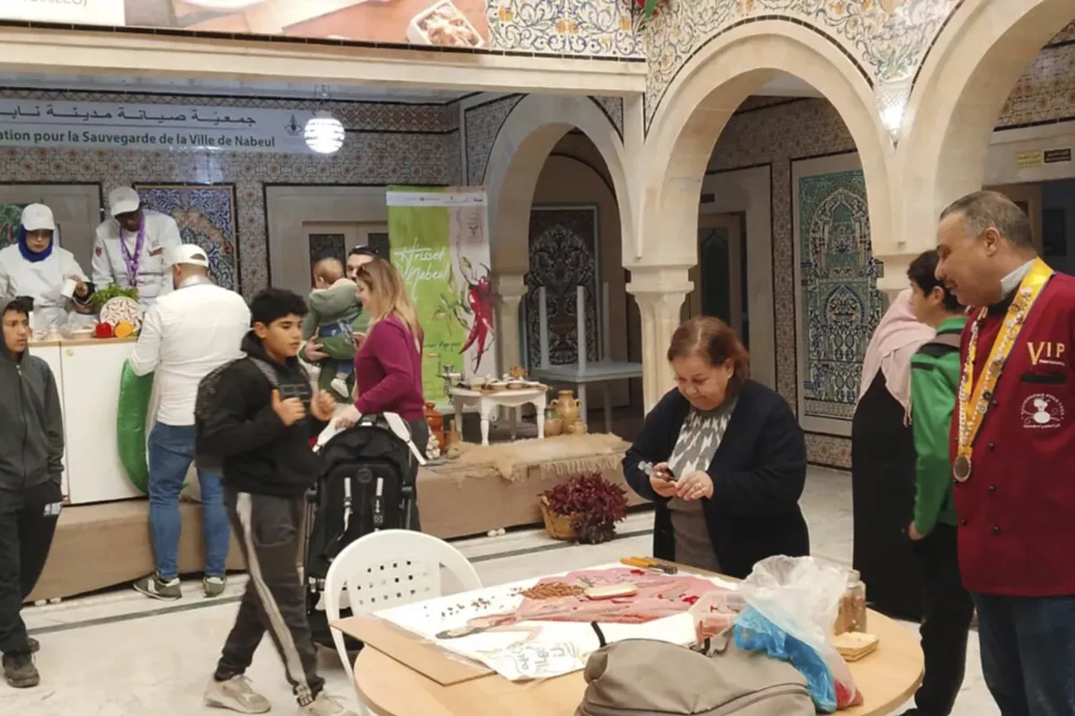 مهرجان الهريسة في نابل، تونس، حيث يجتمع الناس لتجربة التوابل التقليدية، مع عرض الفلفل الأحمر والبهارات.