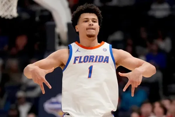 اللاعب والتر كلايتون جونيور من فريق جاتورز يحتفل بعد تسجيل نقطة مهمة خلال مباراة NCAA، مع التركيز على أدائه البارد والثابت.