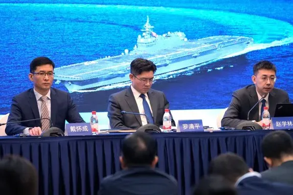 اجتماع رسمي لخبراء صينيين يتناول القضايا العسكرية والاقتصادية مع خلفية تظهر حاملة طائرات، وسط توترات بين الصين واليابان.