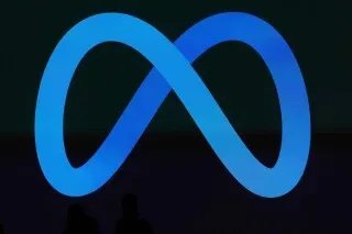 شعار شركة Meta، مع رمز اللانهاية باللون الأزرق، يمثل استحواذها المثير للجدل على شركة الذكاء الاصطناعي Manus، وسط توترات تقنية مع الصين.