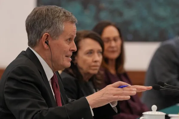 اجتماع وزير الخارجية الصيني Wang Yi مع وفد كونغرس أمريكي، حيث يتحدث السيناتور Steve Daines حول العلاقات الثنائية واستقرارها.