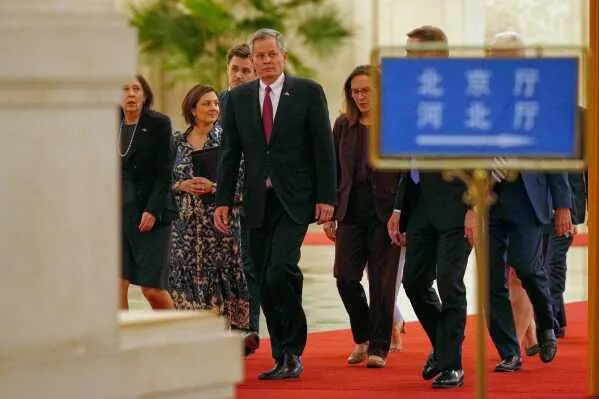 وزير الخارجية الصيني Wang Yi يقود وفدًا كونغرسياً أمريكياً في اجتماع يركز على تعزيز العلاقات الصينية الأمريكية واستقرار المنطقة.