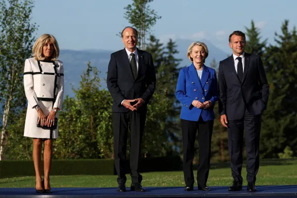 اجتماع قادة مجموعة السبع (G7) في إيفيان، فرنسا، لمناقشة التحديات التجارية مع الصين، بحضور شخصيات بارزة مثل إيمانويل ماكرون.