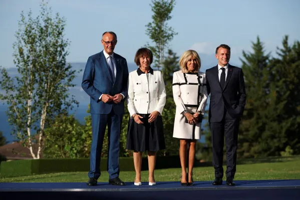 قادة مجموعة السبع (G7) في قمة Évian-les-Bains الفرنسية، حيث يناقشون التحديات التجارية مع الصين وتأثيرها على الاقتصاد الأوروبي.