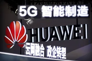 شعار هواوي مضاء مع رموز 5G باللون الأبيض، يعكس دور الشركة في تكنولوجيا الاتصالات الحديثة وسط التوترات الدولية.