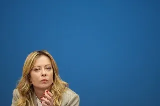 تظهر الصورة جيورجيا ميلوني، رئيسة وزراء إيطاليا، وهي تعبر عن تفكير عميق في سياق الجدل حول تمثال ملاك يشبهها في كنيسة رومانية.