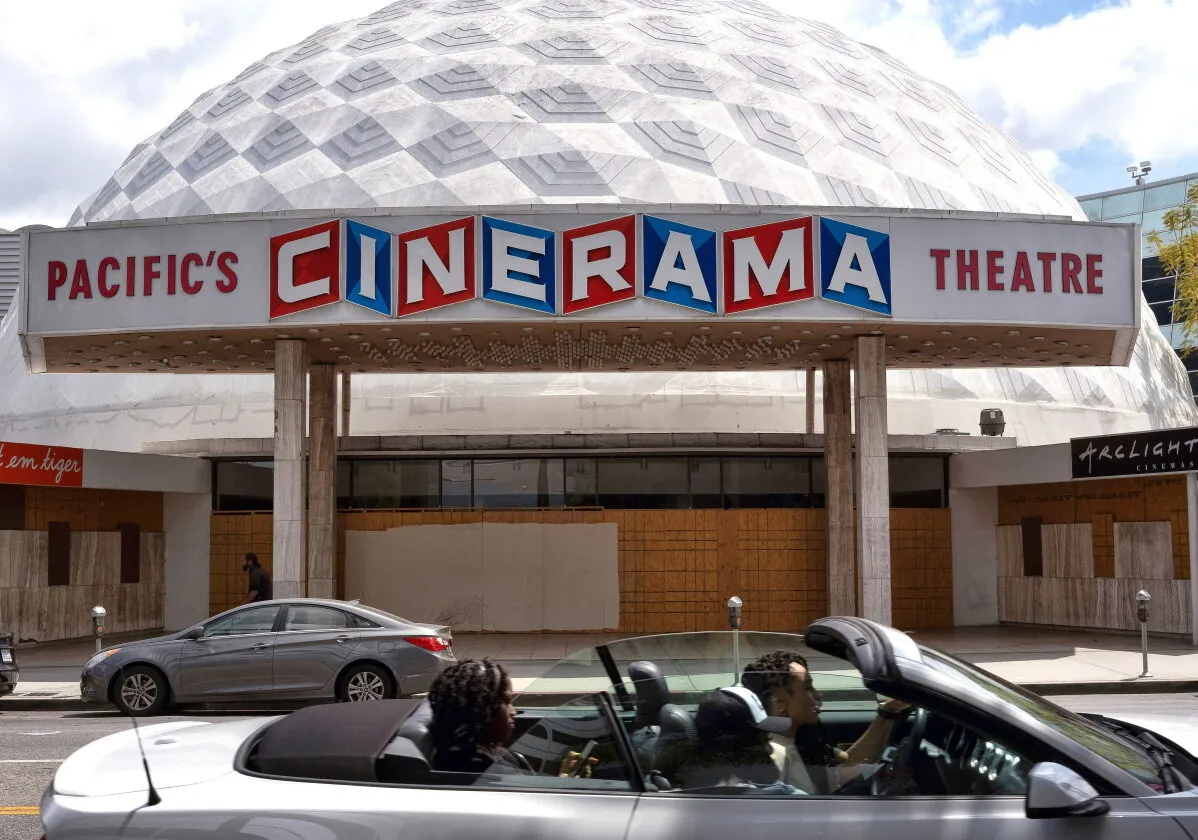 مبنى Cinerama Dome السينمائي في هوليوود بقبته الجيوديسية المميزة وشعاره الملون، مع سيارة مكشوفة تمر أمامه، استعداداً لإعادة افتتاحه عام 2028.