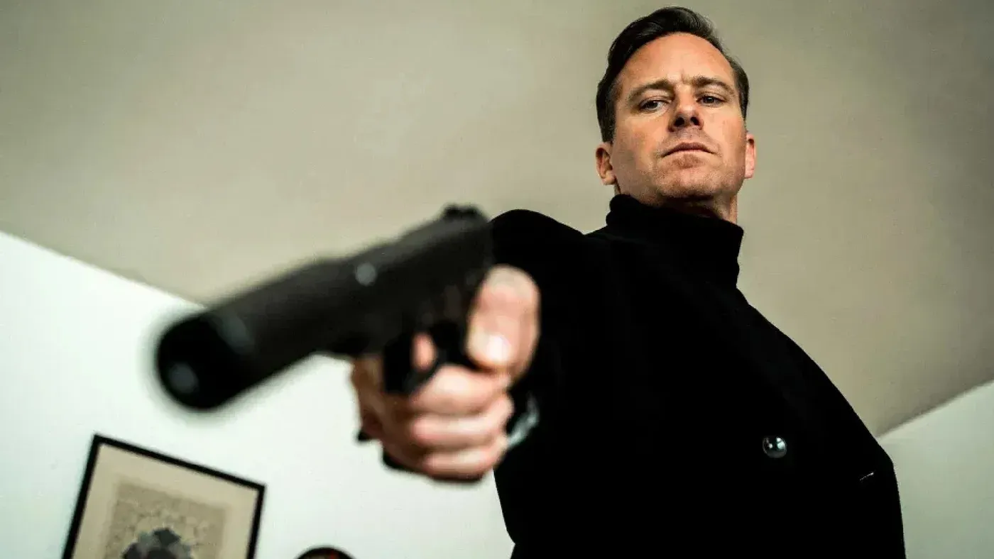 رجل يحمل مسدسًا موجهًا نحو الكاميرا في مشهد من فيلم Citizen Vigilante المثير للجدل والمعادي للمهاجرين والمسلمين.