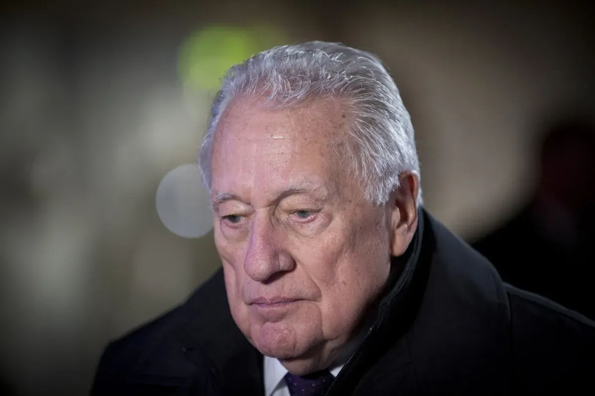 تعبير حزين على وجه كلينت هيل، عميل الخدمة السرية السابق، الذي توفي عن عمر 93 عامًا، بعد سنوات من تحمل ذكريات اغتيال كينيدي.