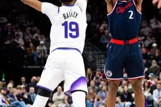 كوهي ليونارد يسجل نقطة خلال مباراة بين لوس أنجلوس كليبرز ويوتا جاز، حيث حقق كليبرز الفوز 115-103.