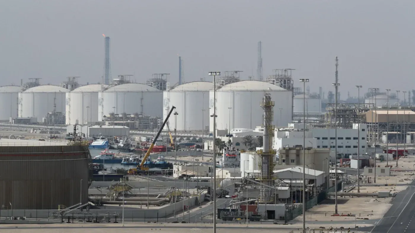 منشآت الغاز الطبيعي في رأس لفان بقطر، تُظهر تأثير الهجمات المتبادلة على البنية التحتية للطاقة في المنطقة.