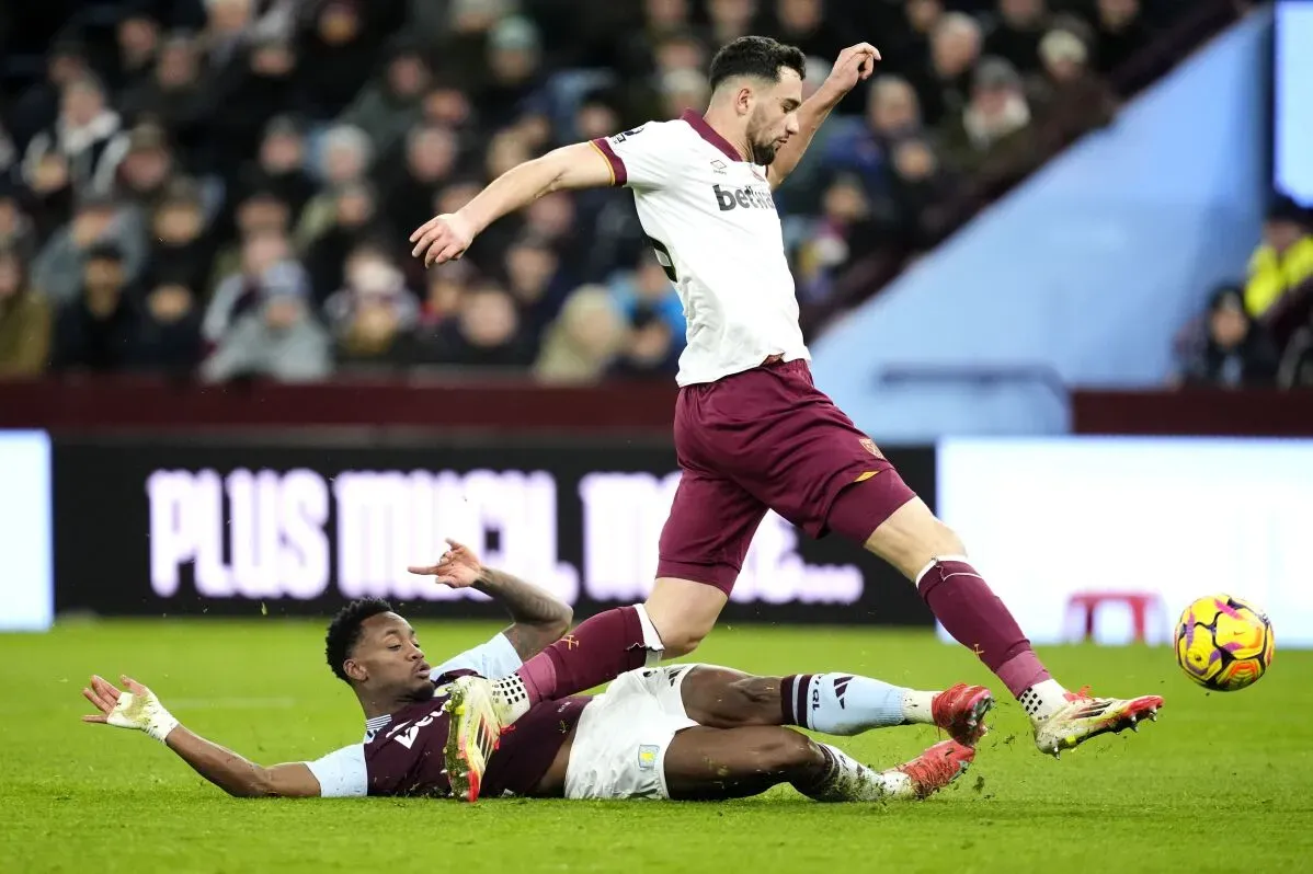 جون دوران، مهاجم أستون فيلا السابق، يسقط أثناء مباراة ضد فريق منافس، بينما يحتفل انضمامه للنصر السعودي مع كريستيانو رونالدو.
