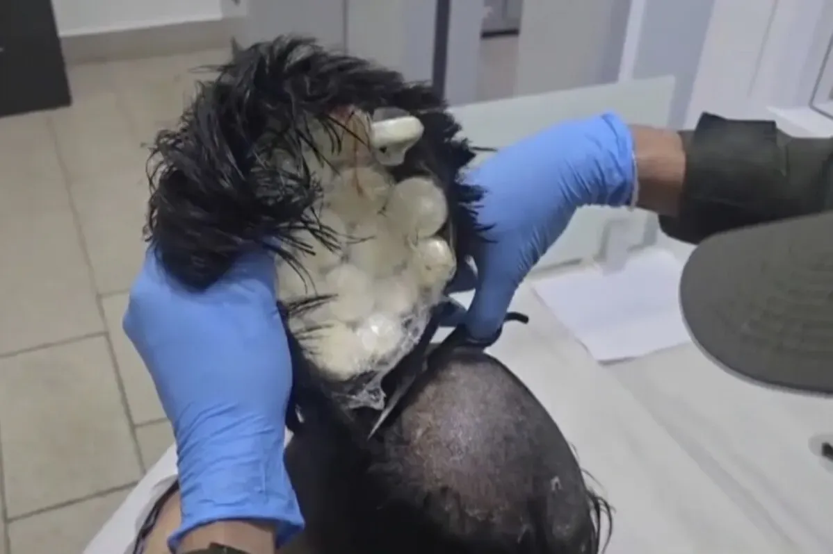 ألقت الشرطة الكولومبية القبض على رجل في مطار قرطاجنة أثناء محاولته تهريب 220 غراماً من الكوكايين مخبأة تحت شعر مستعار.