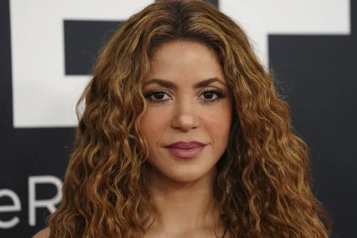 شاكيرا، النجمة الكولومبية، تعبر عن حزنها بعد إلغاء حفلها في ليما بسبب دخولها المستشفى نتيجة مرض في البطن.