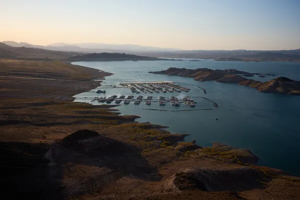 بحيرة Mead بمستويات مياه منخفضة قياسية تعكس أزمة ندرة المياه في نهر Colorado وتأثيرها على غرب الولايات المتحدة.